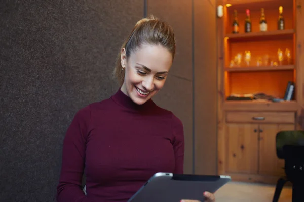 Mulher bonita trabalhando em tablet digital — Fotografia de Stock