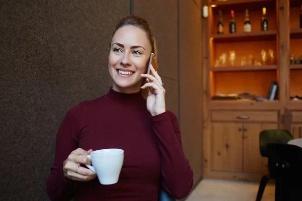 Mujer de negocios hablando por teléfono móvil —  Fotos de Stock