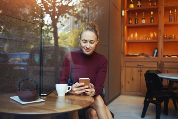 Mujer de negocios charlando en el teléfono móvil — Foto de Stock