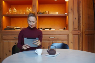 zarif kadın elektronik kitap okumak