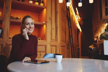 zarif kadın cep telefonunda söz