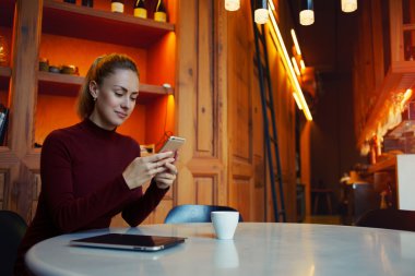 zarif kadın üstünde hareket eden telefon sohbet