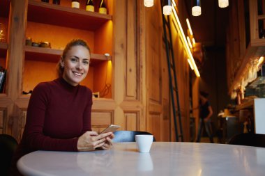 zarif kadın holding cep telefonu