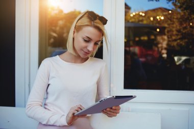 dokunmatik yüzey kullanan kadın