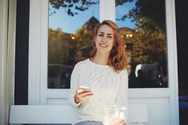 hippi kız üstünde hareket eden telefon sohbet