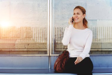 Kadın cep telefonuyla konuşuyor.