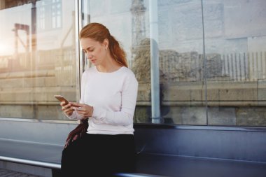 hippi kız cep telefonu kullanarak