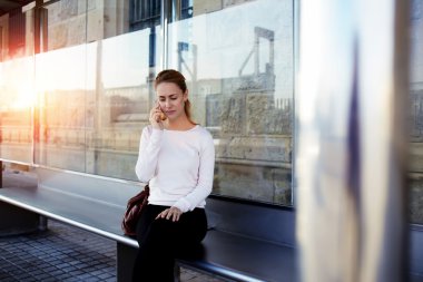 Hippi kız cep telefonu üzerinde konuşurken