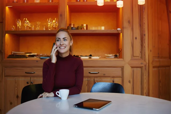 Mulher falando no telefone móvel — Fotografia de Stock