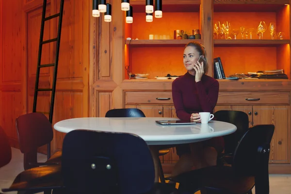 Элегантная женщина разговаривает по мобильному телефону — стоковое фото