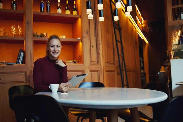 Giovane seduta femminile con tablet digitale — Foto Stock