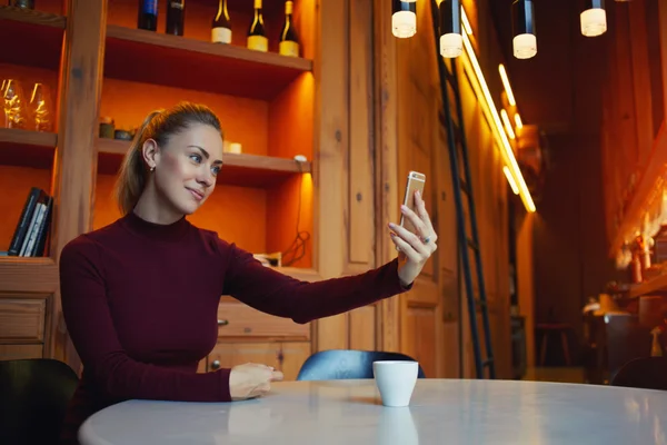 Női bevétel fénykép-sejt telefon — Stock Fotó