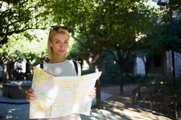 女性旅行者探索の場所地図 — ストック写真