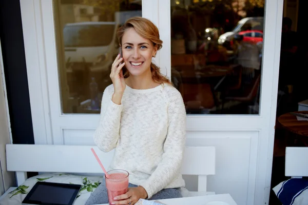 Vrouw praten op mobiele telefoon — Stockfoto