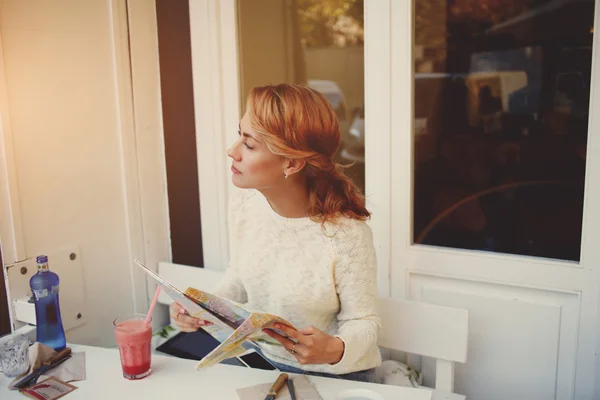 Kadın Gezgin keşfetmek merkezinin haritası — Stok fotoğraf