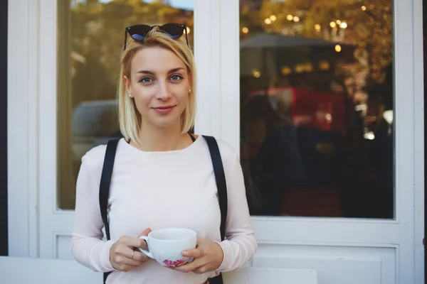 Female tourist enjoying cup of cappuccino — Stock Photo, Image