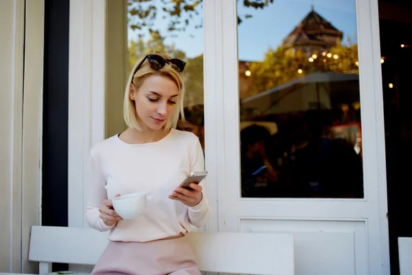 Jonge vrouw met behulp van mobiele telefoon — Stockfoto