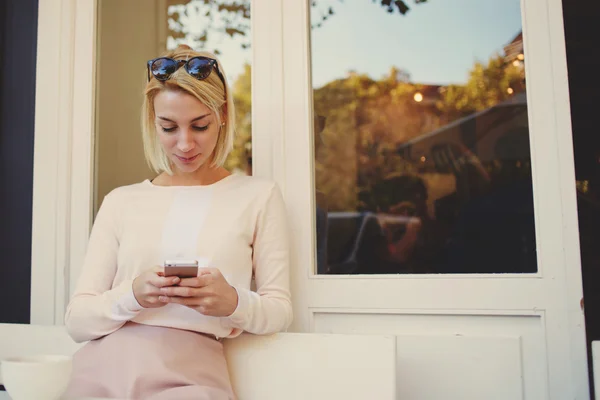 Jovem mulher usando telefone celular — Fotografia de Stock