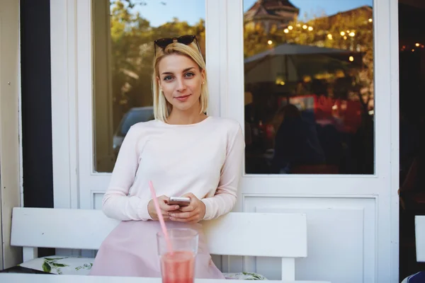 Giovane donna che utilizza il telefono cellulare — Foto Stock