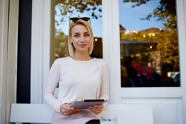 Fiatal nő gazdaság digitális tabletta — Stock Fotó