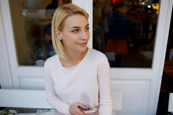 Charmante vrouw met mobiele telefoon — Stockfoto