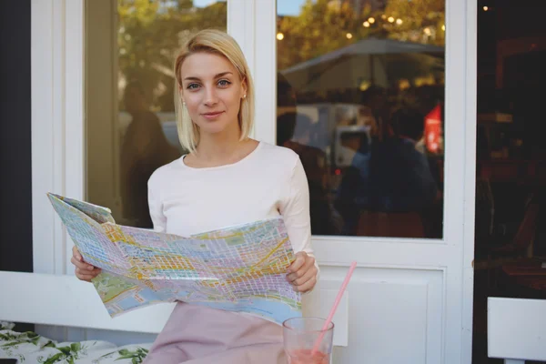 Female traveler exploring location map — Stock Photo, Image