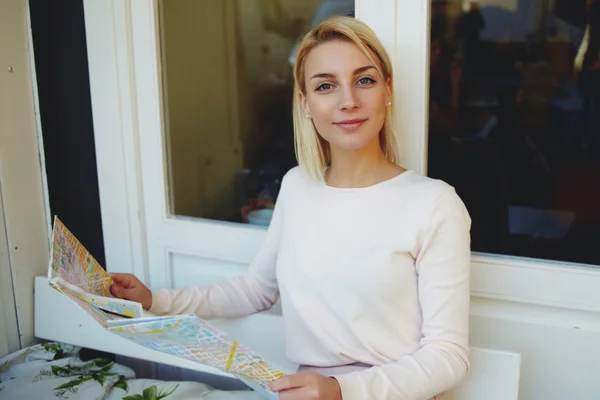 Female traveler exploring location map — Stock Photo, Image