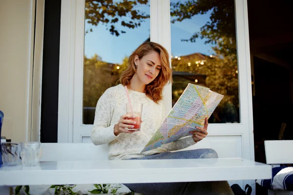 Female traveler exploring location map — Stock Photo, Image