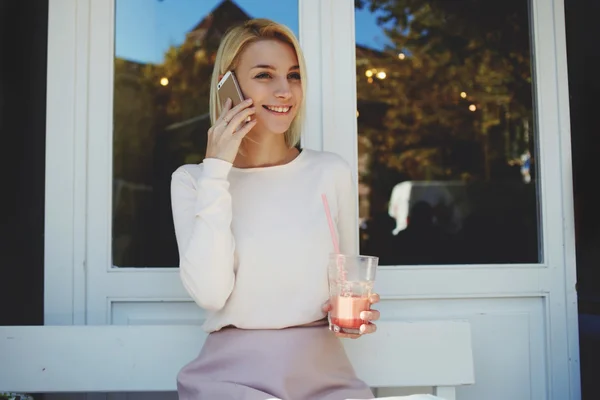 Woman talking on mobile phone — Stock Photo, Image