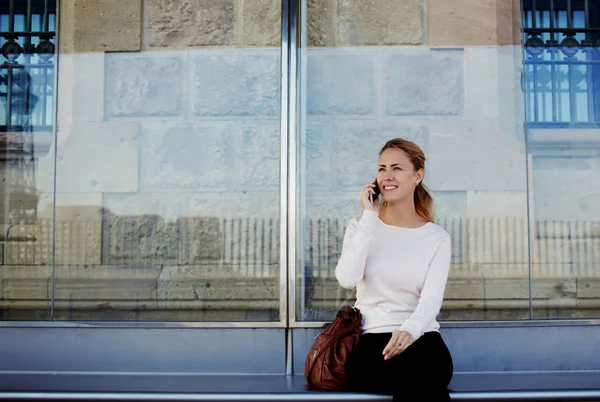 Kadın cep telefonuyla konuşuyor. — Stok fotoğraf