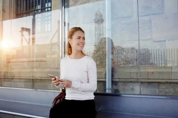 Hipster meisje bedrijf mobiele telefoon — Stockfoto