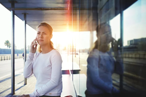 Hipster menina falando no telefone móvel — Fotografia de Stock