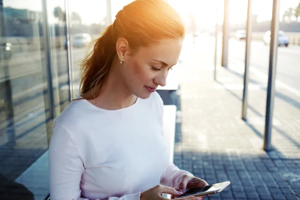 Hipster chica usando el teléfono celular — Foto de Stock