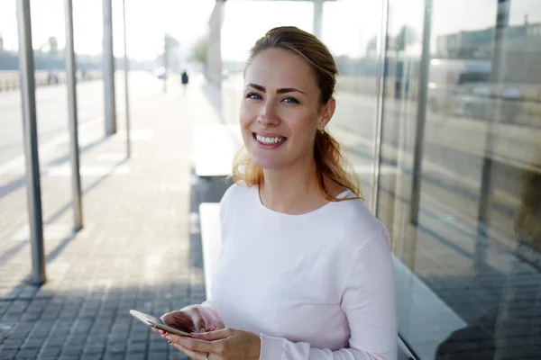 Hipster chica usando el teléfono celular — Foto de Stock