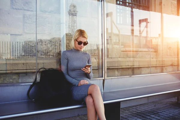 Femeia elegantă folosind telefonul mobil — Fotografie, imagine de stoc