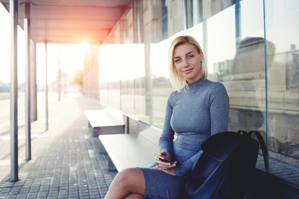 Mujer con estilo utilizando el teléfono móvil — Foto de Stock