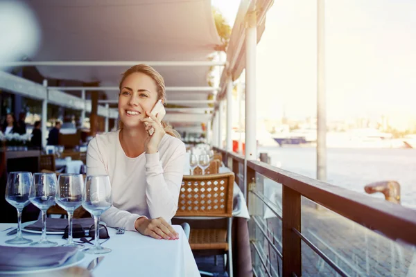 Kvinna pratar på mobiltelefon — Stockfoto