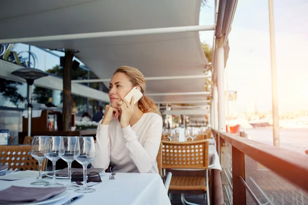 Kvinna pratar på mobiltelefon — Stockfoto