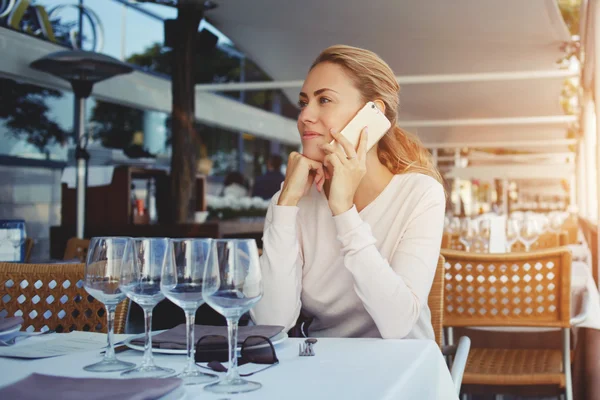 Kvinna pratar på mobiltelefon — Stockfoto