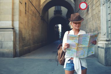 kadın turist keşfetmek merkezinin haritası