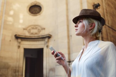 kadın turist holding cep telefonu