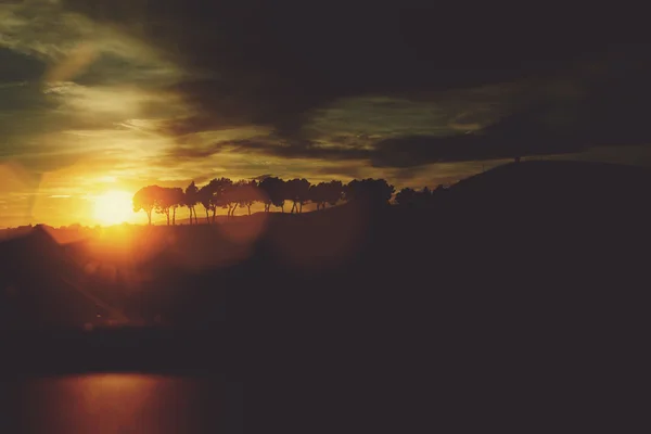 Paisaje con cielo nocturno y puesta de sol — Foto de Stock