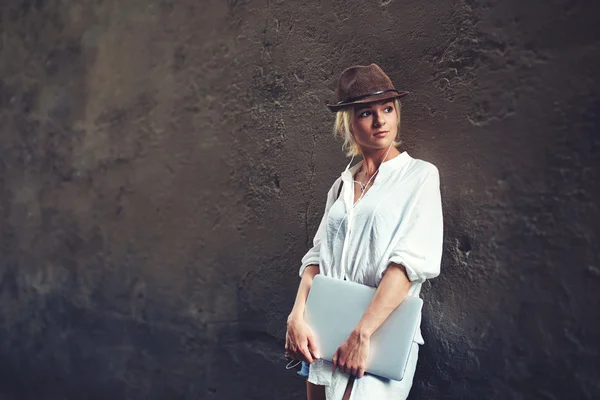 Trendy vrouw met laptopcomputer — Stockfoto