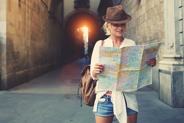 Turista fêmea explorando mapa da localização — Fotografia de Stock