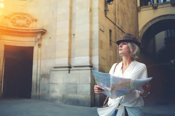 Turista fêmea explorando mapa da localização — Fotografia de Stock