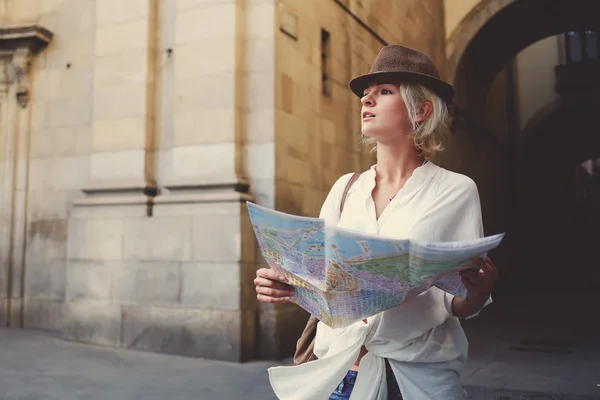 Turista fêmea explorando mapa da localização — Fotografia de Stock