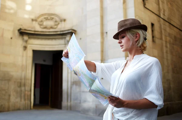 Turista fêmea explorando mapa da localização — Fotografia de Stock