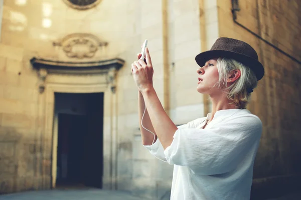 महिला मोबाइल फोन पर तस्वीर ले रही है — स्टॉक फ़ोटो, इमेज