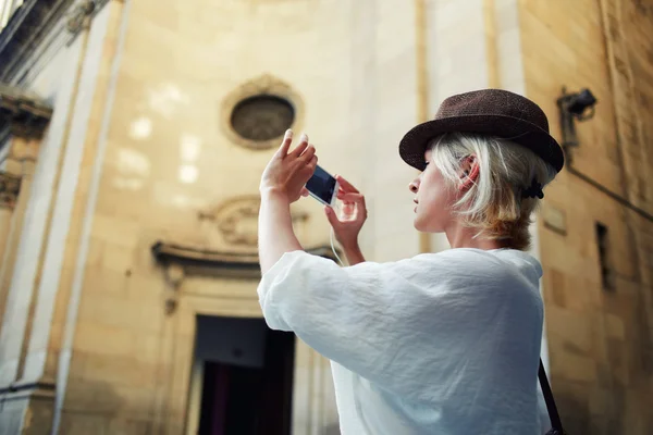 Woman taking picture on mobile phone — Stock Photo, Image