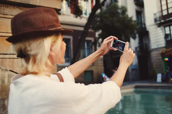 Frau macht Selbstporträt auf Handy — Stockfoto